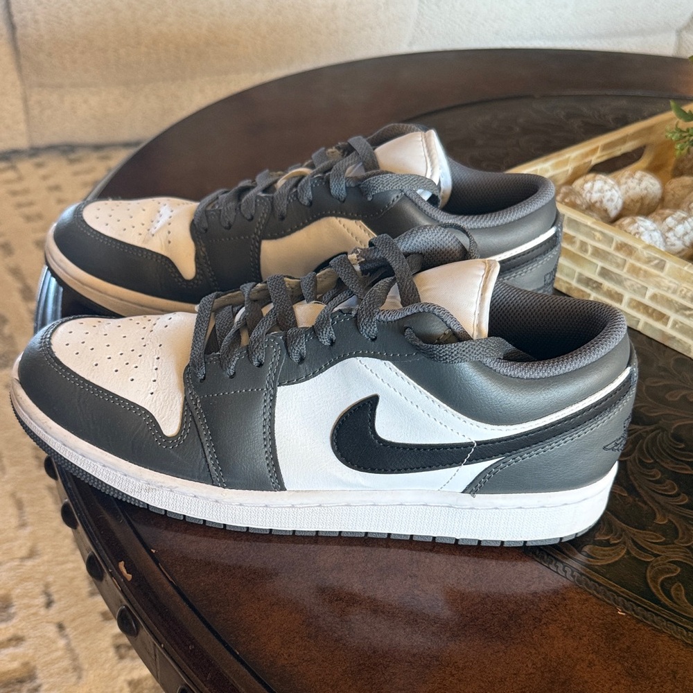 Nike Men's Black and White Low-Top Sneakers